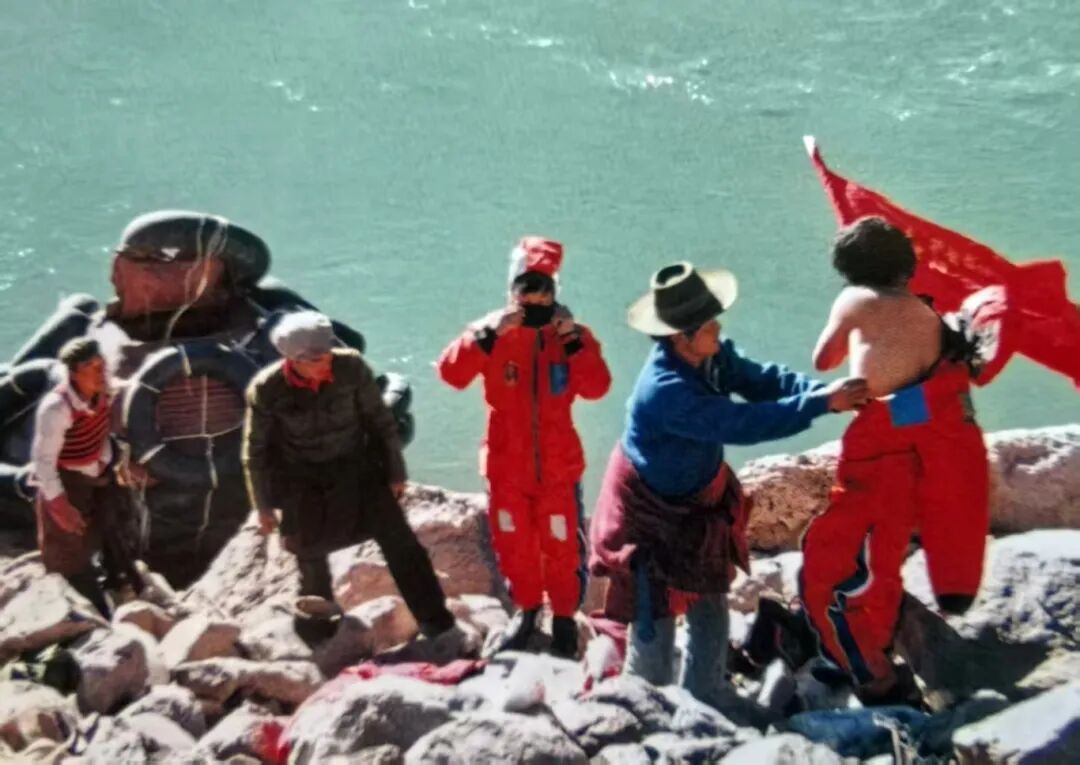 叶巴金沙江边，颜柯、宋元清在下水之前（何平 供图）.jpg