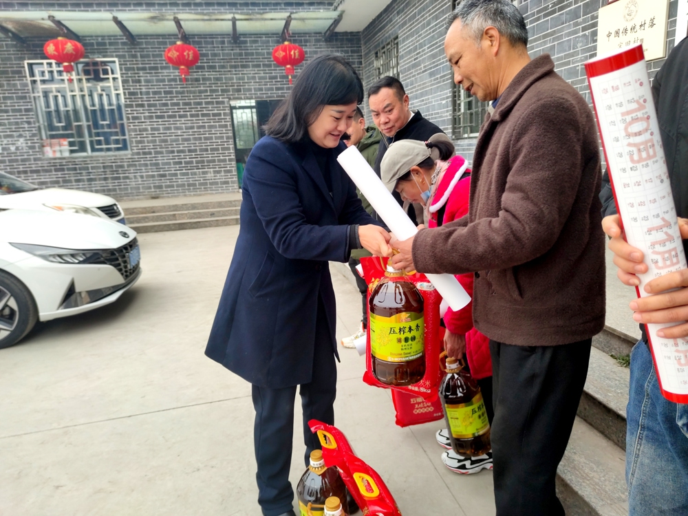 四川银行泸县支行营业室总经理许月为返乡农民工代表送上暖心慰问物资