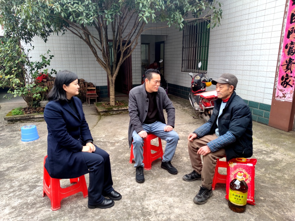 慰问组一行在泸县方洞镇宋田村3组殷大哥家开展走访慰问
