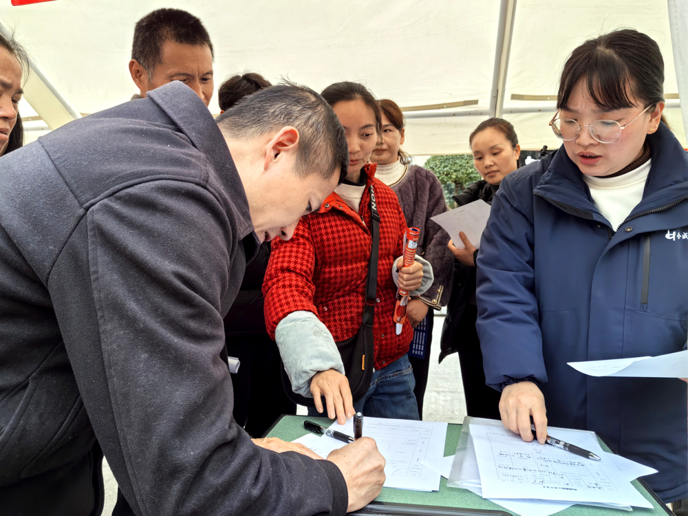 专场招聘活动现场求职者正在填写个人求职信息