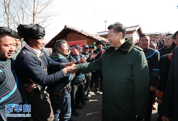 习近平总书记在三河村看望慰问全村群众.jpg