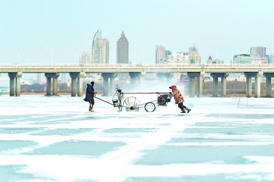 清晨瓦上雪微凝 清晨瓦上雪微凝