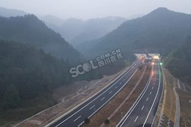 高清航拍丨新出川通道荣昌至泸州高速公路建成啦，即将全线通车