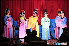 成都 川剧活跃在社区丰富老人文化生活