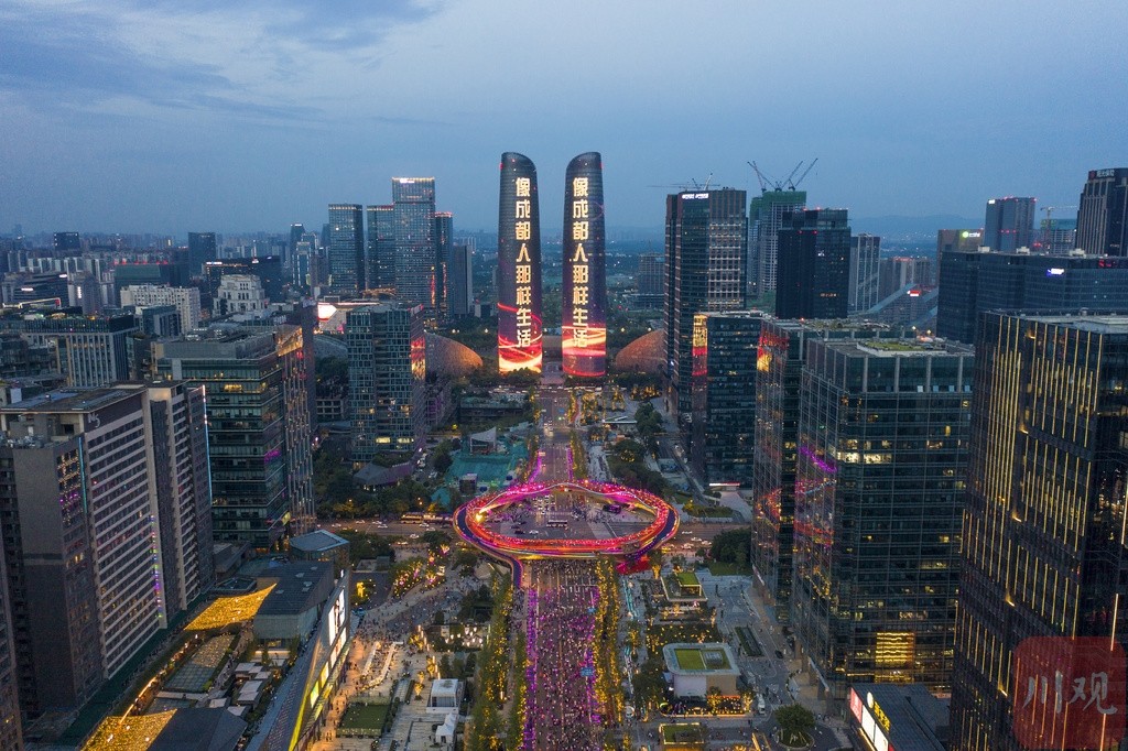 交子大道开街啦!来看流光溢彩灯光秀点亮夜空!