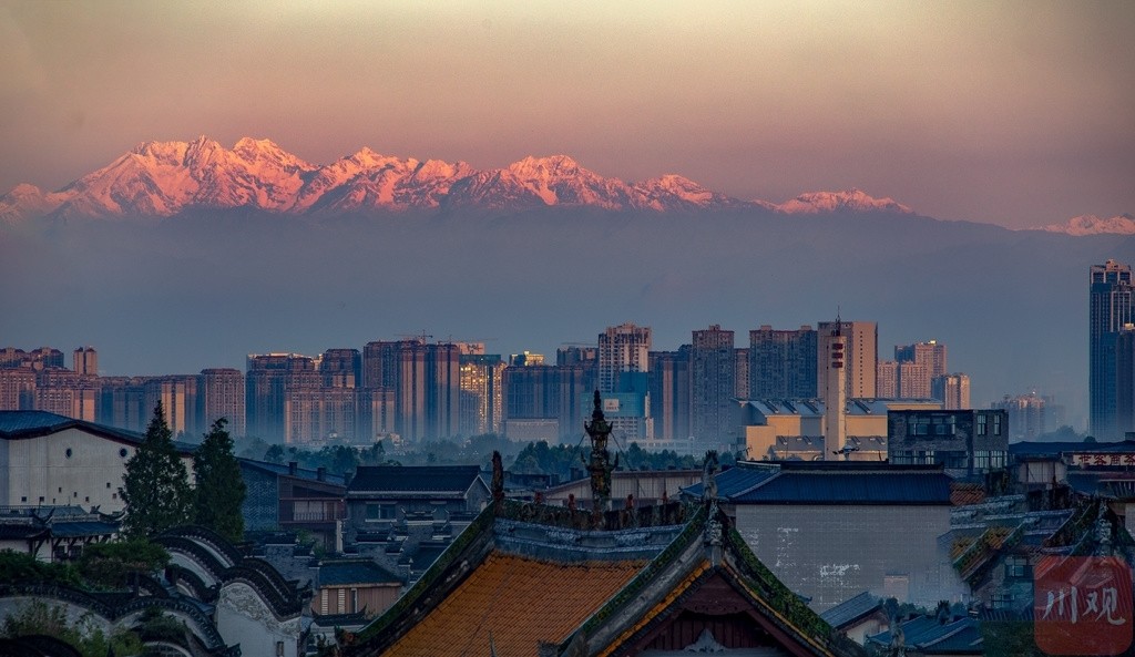 成都市区看到贡嘎雪山图片