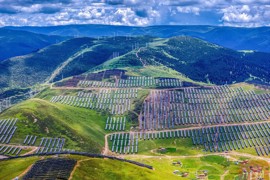 ​雪山脚下泛起“蓝色海洋” 甘孜三大光伏电站“成团出道”