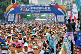 2025成都马拉松开跑 3万5千跑者穿越蓉城景观
